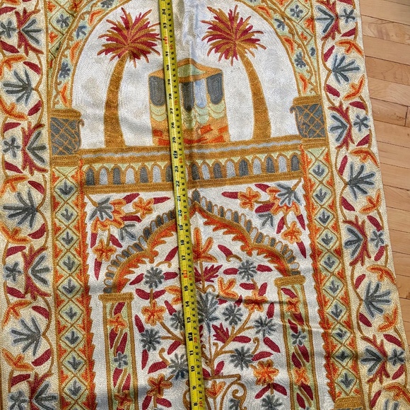 Spectacular Rug/Wall Hanging, made in Kashmir, India, purchased in Saudi Arabia. - Picture 4 of 6